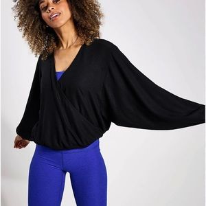 Beyond yoga NWT wrapped up pullover size M. Black